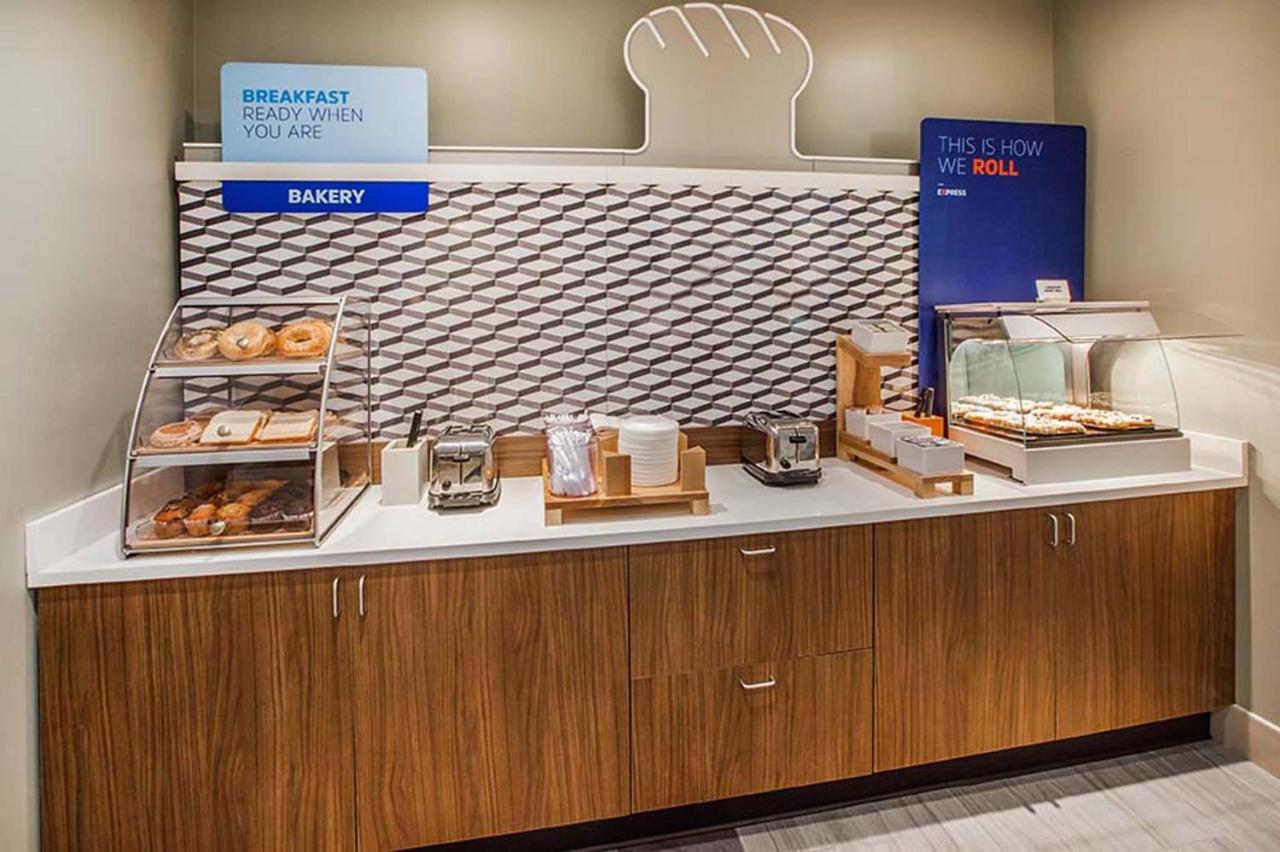 Holiday Inn Express East Peoria - Riverfront By Ihg Екстериор снимка